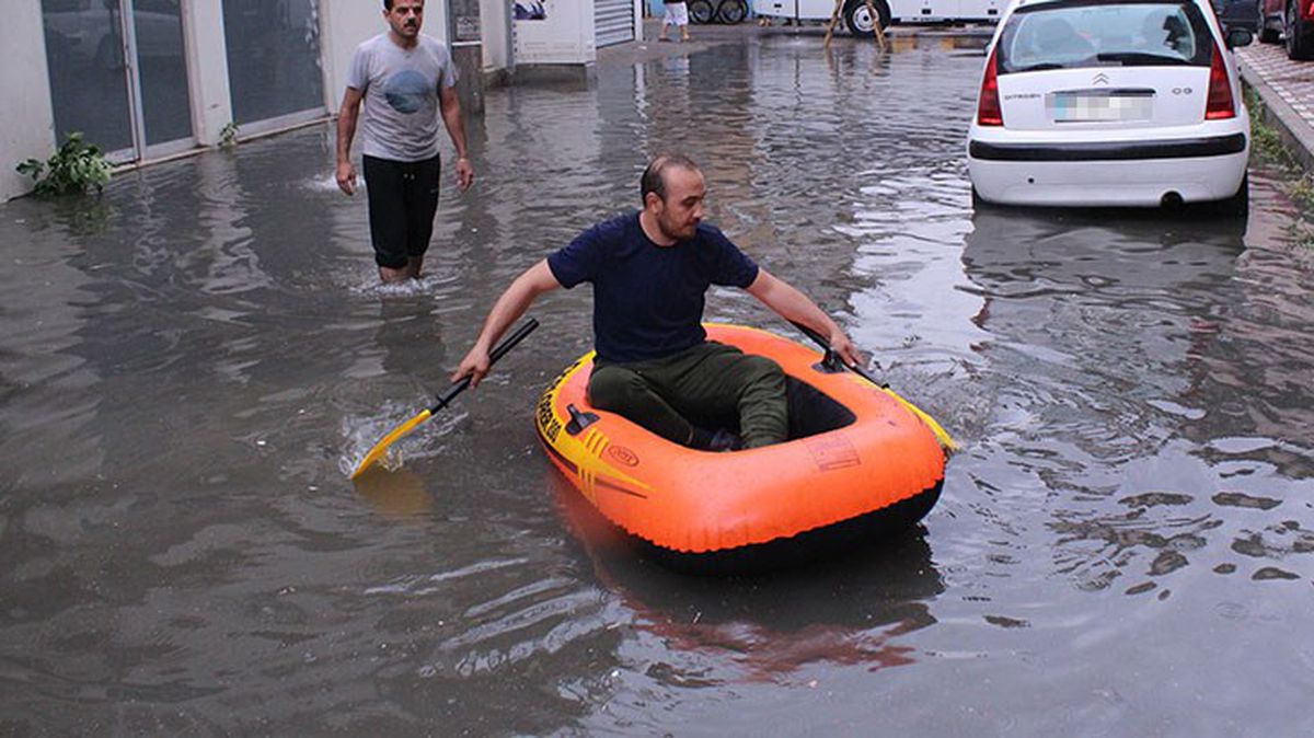 İzmir'de vatandaş, göle dönen sokaklarda botla ilerledi