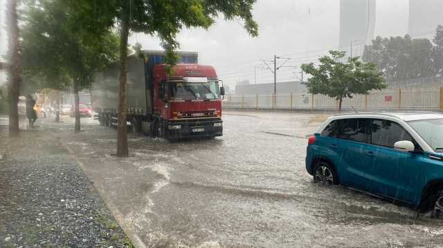 İzmir'deki Sağanak Etkili Oldu yollar göle döndü İzmir'deki Sağanak Etkili Oldu yollar göle döndü