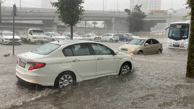 İzmir'deki Sağanak Etkili Oldu yollar göle döndü İzmir'deki Sağanak Etkili Oldu yollar göle döndü