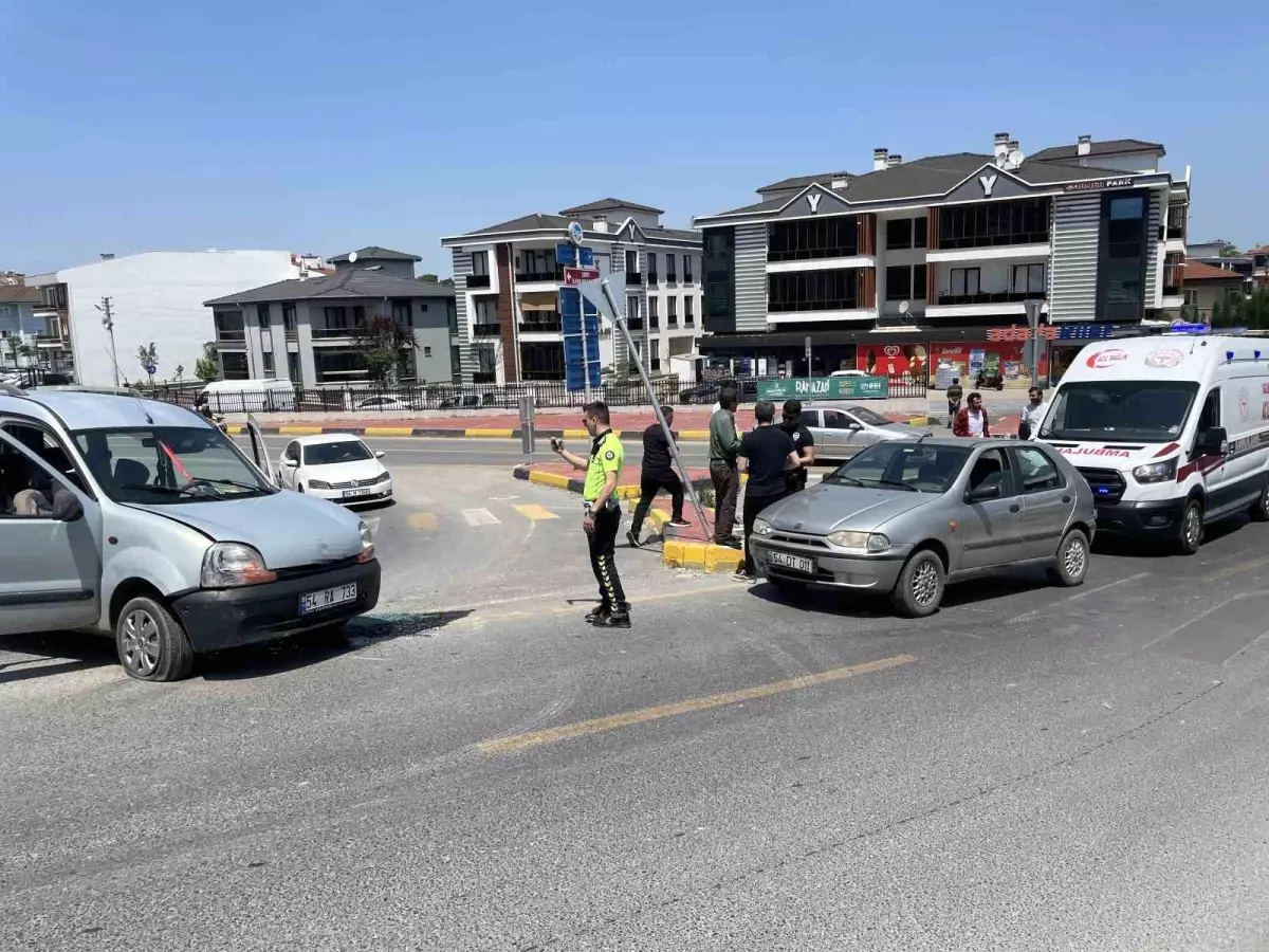 Sakarya'da hafif ticari araç yan yattı, vatandaşlar aracı düzeltti
