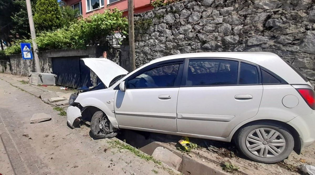 Kontrolden Çıkan Otomobil Duvara Çarptı: 1 Yaralı