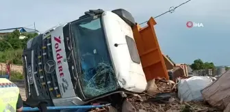 Lastiği Patlayan Hafriyat Kamyonu Başka Bir Araca Çarptı ve Devrildi