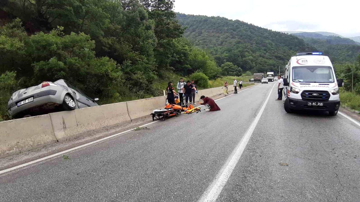 Otomobil beton bariyerlerin üzerine çıktı: 1 yaralı