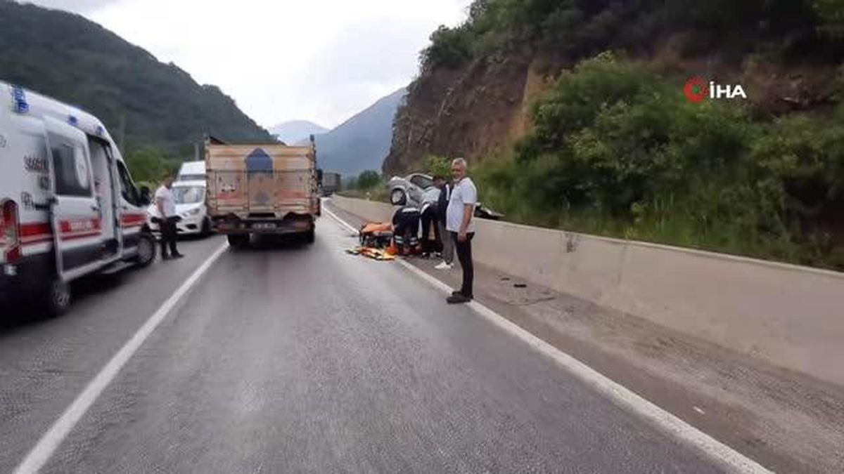 Otomobille beton bariyerlerin üzerine çıktı: 1 yaralı