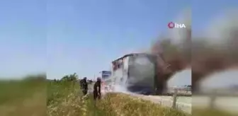 Seyir halindeki tır alevlere teslim oldu