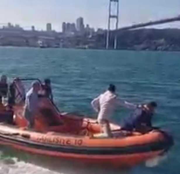Üsküdar'da denizde can pazarı: Piknik örtüsü ile kurtarmaya çalıştılar