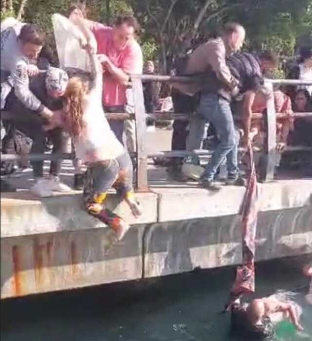 Üsküdar'da denizde can pazarı: Piknik örtüsü ile kurtarmaya çalıştılar