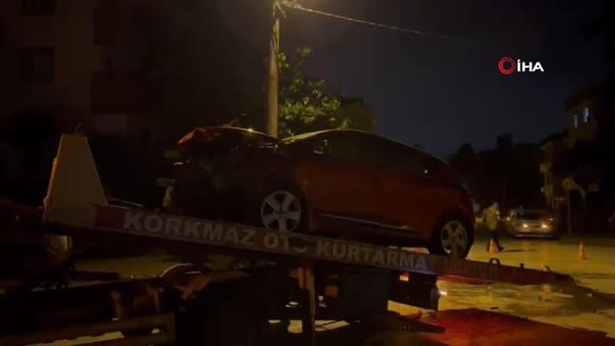 Bursa'da 2 Otomobil Kafa Kafaya Çarpıştı: 4 Yaralı