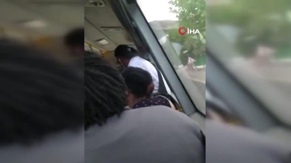 Afrikalı öğrenciler dolmuşta kendi ülkelerinin şarkısını seslendirdi