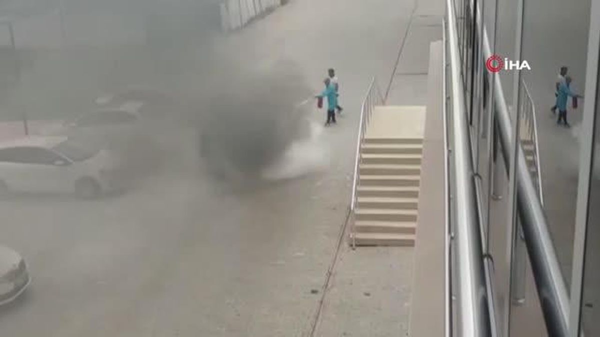 Elazığ'da Alev Alan Araç Kullanılamaz Hale Geldi