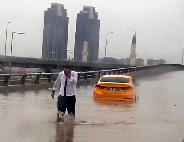 Ankara'da Sağanak Yağış Hayatı Felç Etti