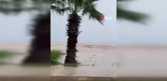 Antalya'da Şiddetli Yağmur Hayatı Felç Etti