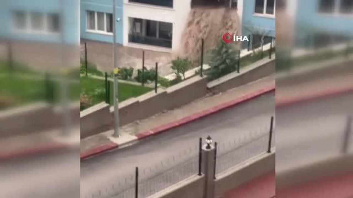 Başkent'te su basan dairedeki eşyalar yağmur suları ile birlikte dışarı taştı