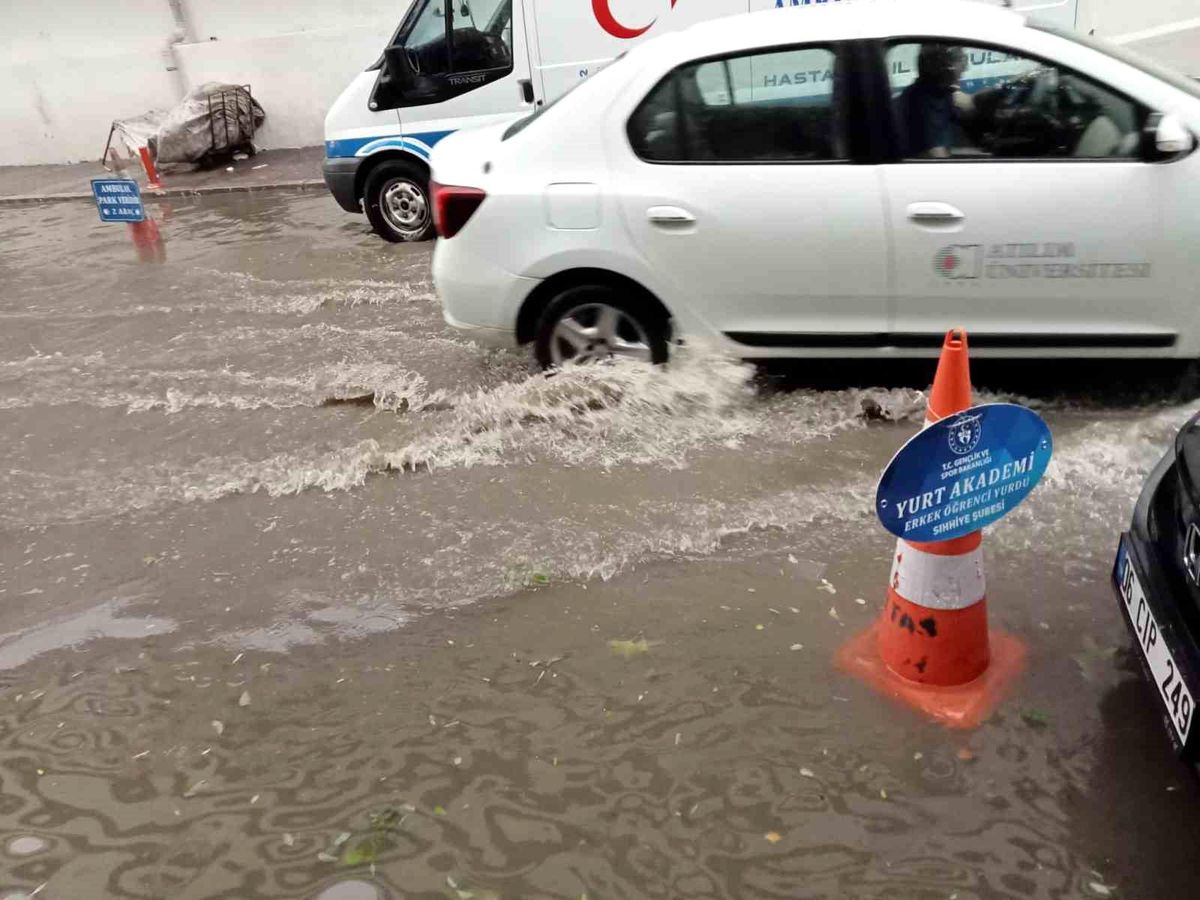 Ankara'da Dolu ve Sağanak Yağış Hayatı Olumsuz Etkiledi