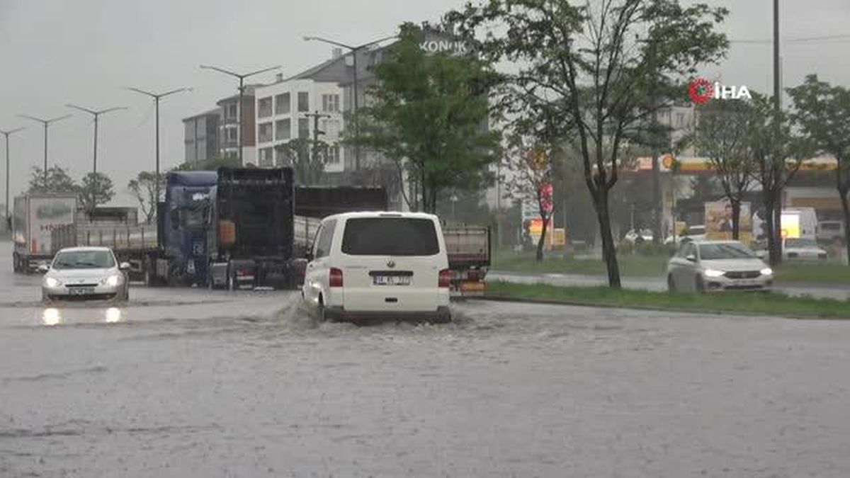 Bolu'da Sağanak Yağış Etkili Oldu: Cadde ve Sokaklar Göle Döndü