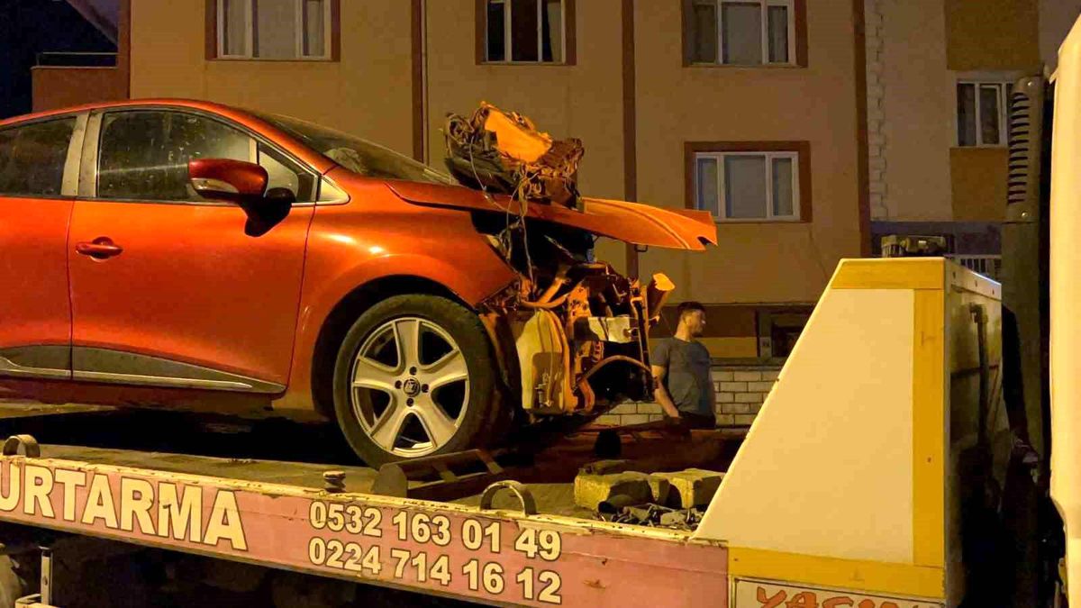 Bursa'da 2 Otomobil Kafa Kafaya Çarpıştı: 4 Yaralı