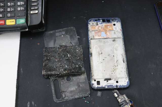 Cep telefonu bomba gibi patladı