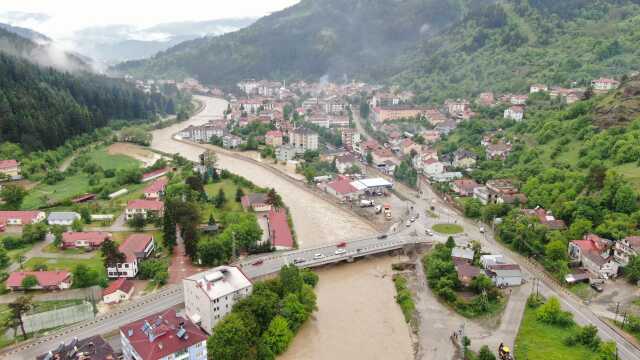 Ev ve iş yerlerini su bastı, ağaçlar yerinden söküldü! Türkiye'nin dört bir yanından 'sel' manzaraları
