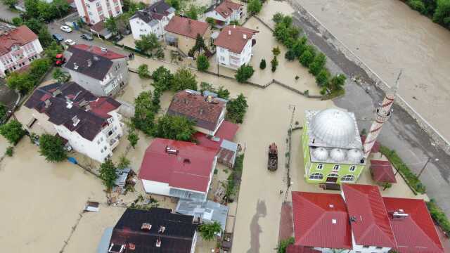 Ev ve iş yerlerini su bastı, ağaçlar yerinden söküldü! Türkiye'nin dört bir yanından 'sel' manzaraları
