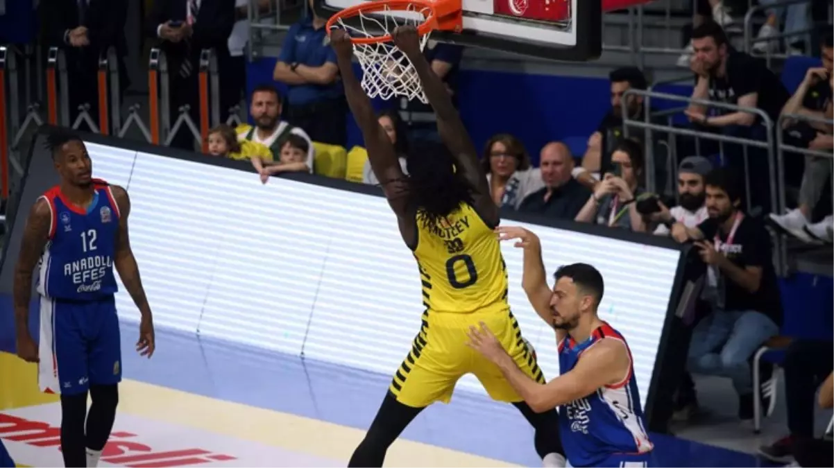 Derbide tarihi skor! Fenerbahçe, Anadolu Efes'i bozguna uğrattı