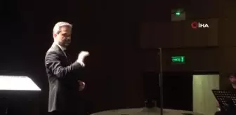 Hekimlerden depremzedelere Türk müziği konseri