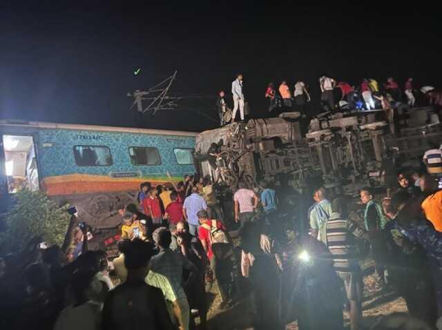 Hindistan'da Tren Kazası: 233 Ölü, 900'den Fazla Yaralı Hindistan'da Tren Kazası: 233 Ölü, 900'den Fazla Yaralı