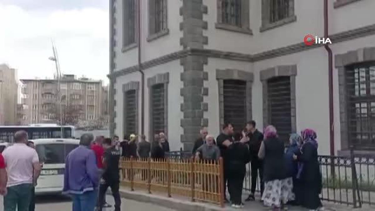 Husumetli İki Aile Caddede Karşılaşınca Kavga Çıktı