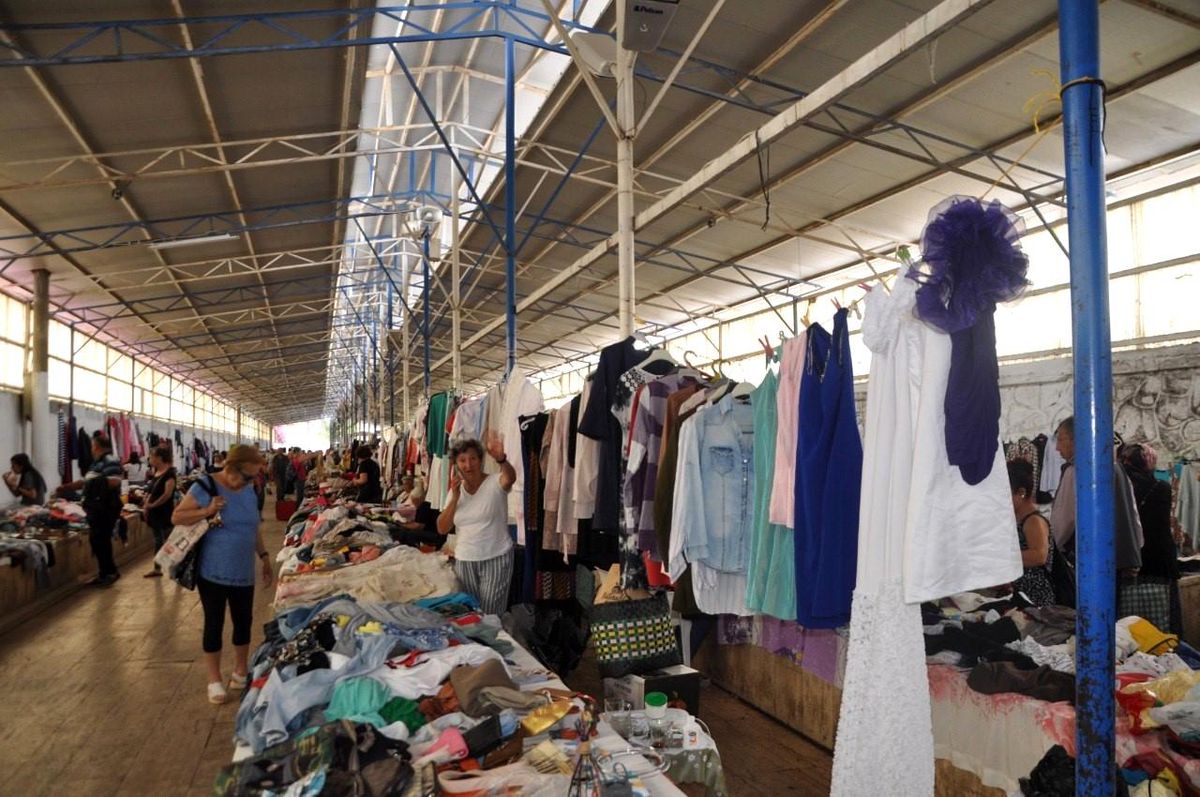 Fethiye'de Veteriner Tekniker ve Emekli Öğretmen Sokak Hayvanlarına Yardım Ediyor