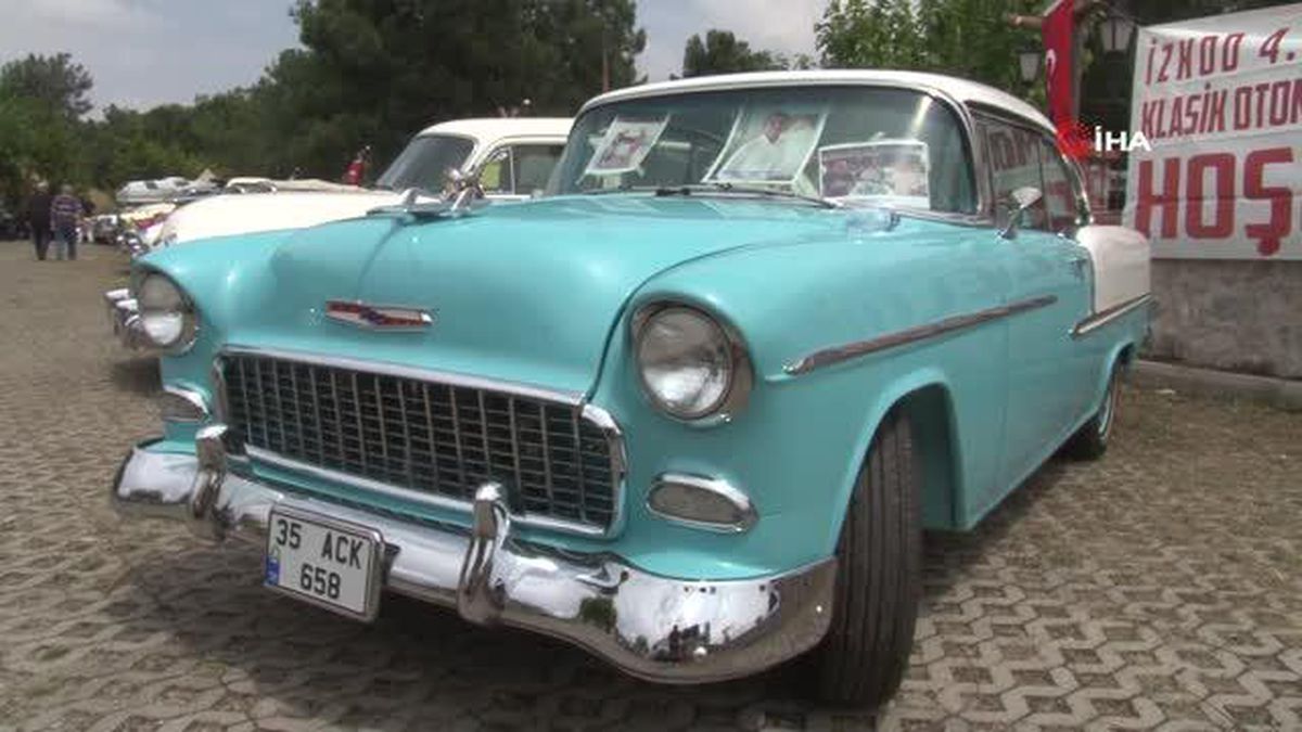 Klasik Otomobil Tutkunları İzmir'de Buluştu
