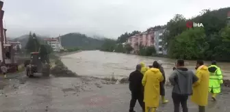 Kastamonu'da Oyun Oynarken Selde Mahsur Kalanlar Masaların Üzerine Çıkarak Korundu