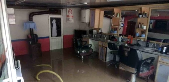 Kastamonu'da sel felaketi: Kahvehanede oyun oynayan vatandaşlar masaların üzerine çıkarak kendilerini korudu