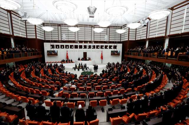 TBMM'de yemin eden Cumhurbaşkanı Erdoğan'ı muhalefet sıraları ne ayağa kalktı ne de alkışladı