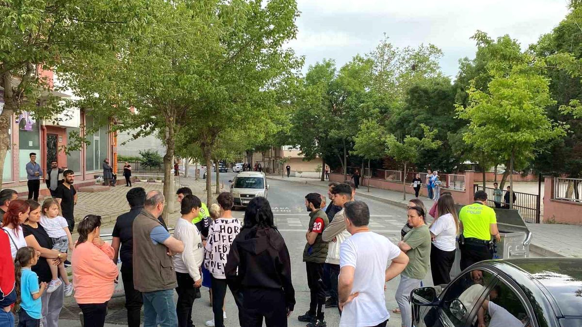 Çorlu'da Vatandaşlar Yolu Çöp Konteyneriyle Kapattı