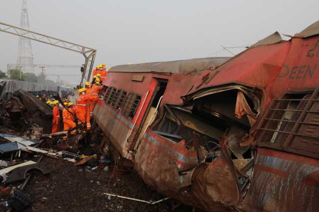 294 kişinin hayatını kaybettiği tren kazasından kan donduran görüntü! İnsanları üst üste atıp taşıdılar