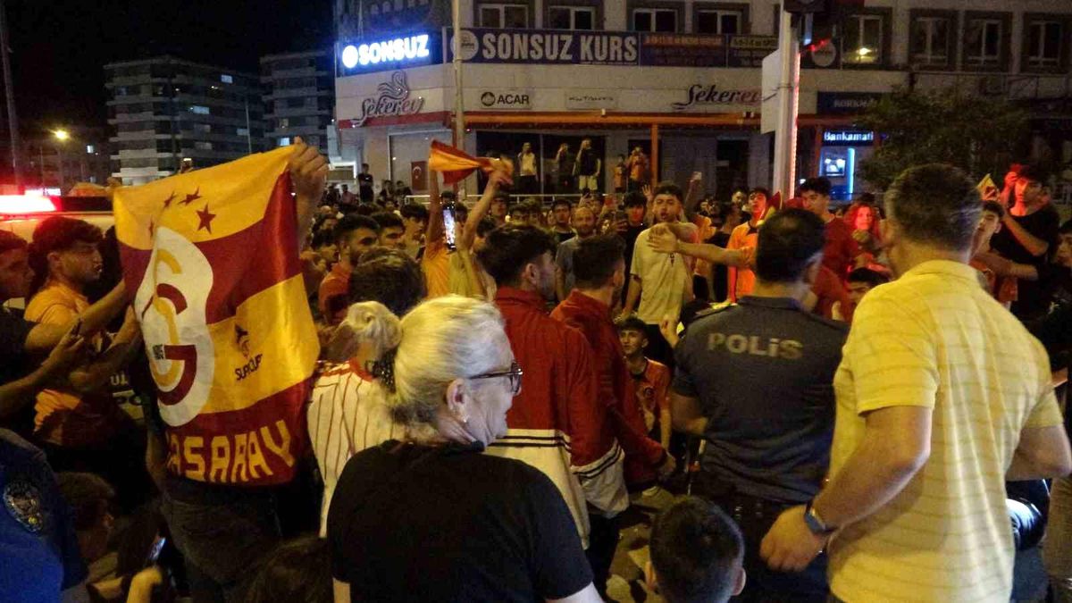 Galatasaray'ın Fenerbahçe'yi yenmesi Adana'da kutlandı