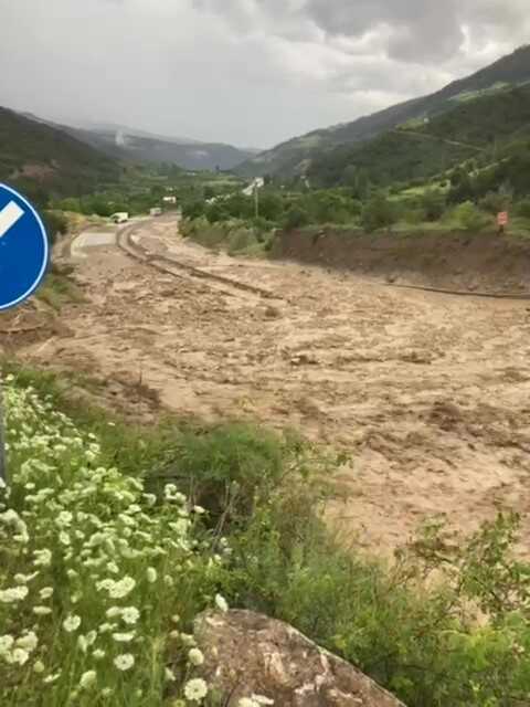 Amasya'da sel karayolunu ulaşıma kapattı Amasya'da sel karayolunu ulaşıma kapattı