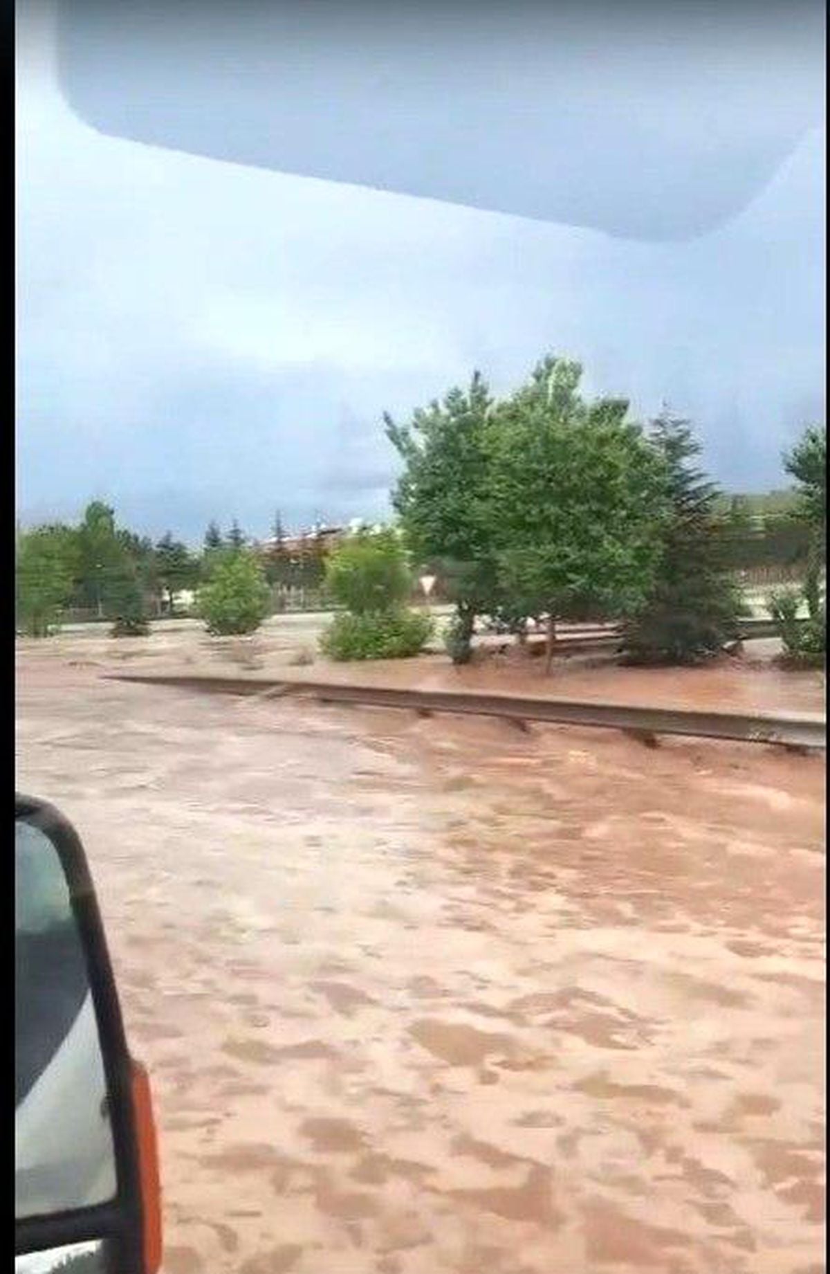 Ankara'da Sağanak Yağış Yolları Nehre Çevirdi