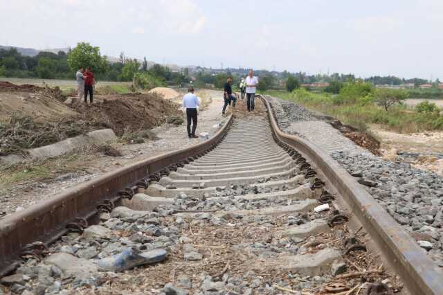 Denizli'de sel tren hattını da vurdu: Treni durduran vatandaşlar faciayı önledi Denizli'de sel tren hattını da vurdu: Treni durduran vatandaşlar faciayı önledi