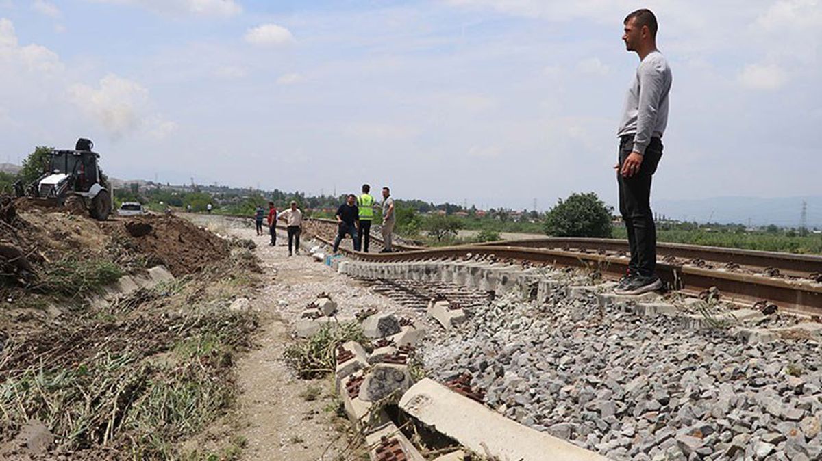Denizli'de sel tren hattını da vurdu: Treni durduran vatandaşlar faciayı önledi