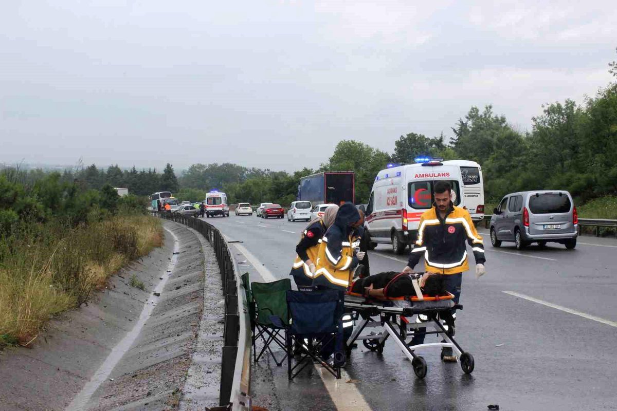 TEM Otoyolu'nda Yağmur Sebebiyle Kaza: 3 Yaralı