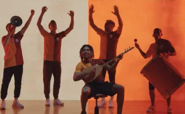 G.Saray, forma tanıtım videosunda F.Bahçe'yi tiye aldı! Futbolculardan olay gönderme G.Saray, forma tanıtım videosunda F.Bahçe'yi tiye aldı! Futbolculardan olay gönderme