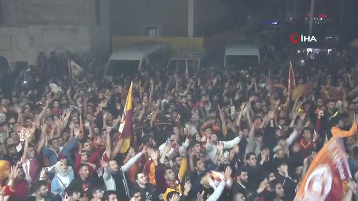 Galatasaraylı Taraftarlar Taksim'i Bayram Yerine Çevirdi