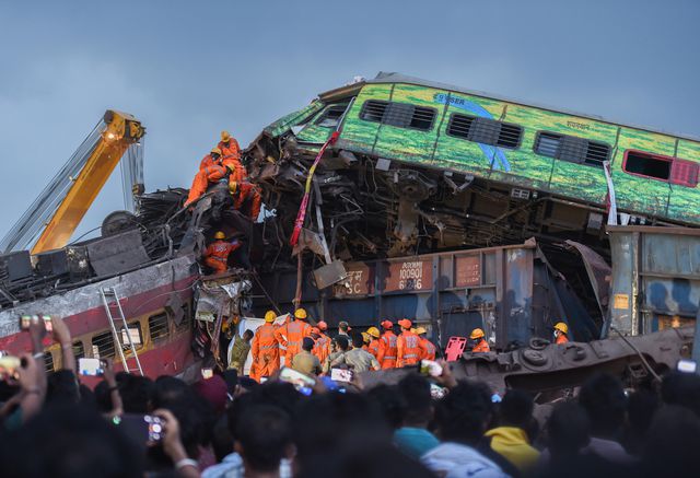 Hindistan'daki Tren Kazasında Ölenlerin Sayısı 288'e Yükseldi
