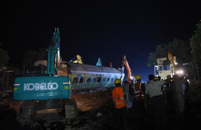 Hindistan'daki Tren Kazasında Ölenlerin Sayısı 288'e Yükseldi
