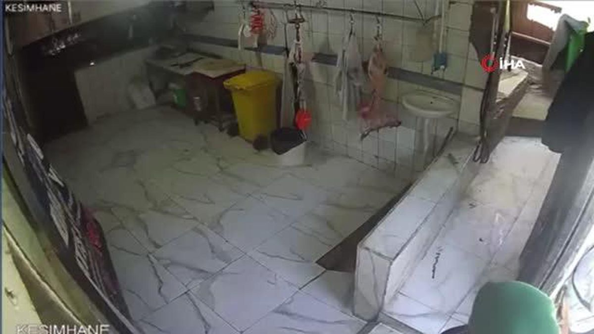 İstanbul'da akıl almaz hırsızlık kamerada: Kancadaki 15 kilogramlık karkas eti çaldılar