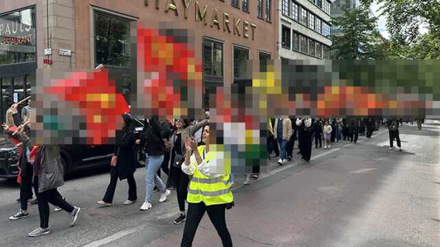 İsveç'te PKK yandaşları terör örgütü paçavralarıyla sokağa indi İsveç'te PKK yandaşları terör örgütü paçavralarıyla sokağa indi