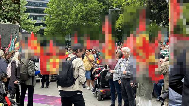 İsveç'te PKK yandaşları terör örgütü paçavralarıyla sokağa indi İsveç'te PKK yandaşları terör örgütü paçavralarıyla sokağa indi