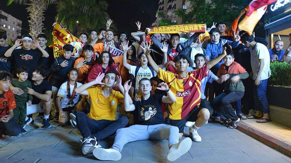 Galatasaray'ın şampiyonluğu depremin vurduğu Kahramanmaraş ve Hatay'da da coşkuyla kutlandı