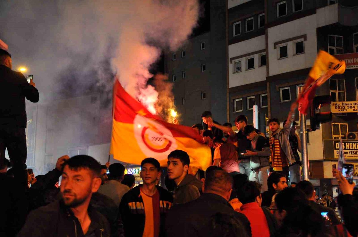 Galatasaray'ın Fenerbahçe'yi mağlup etmesi Kars'ta kutlandı