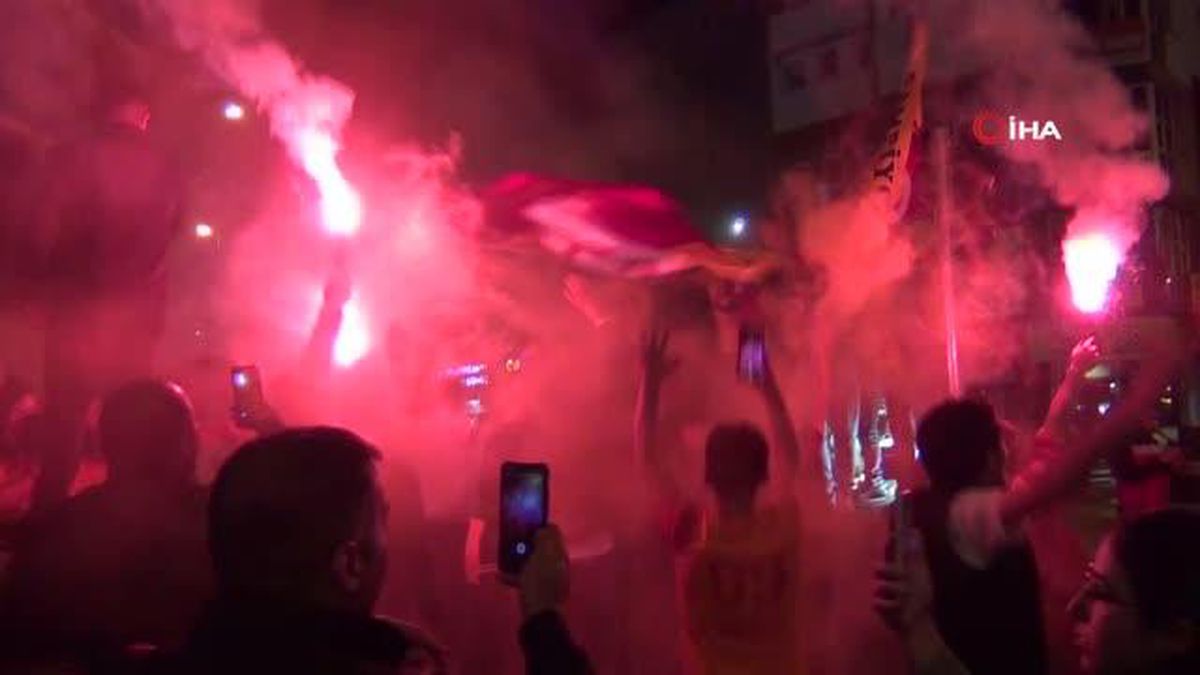 Kars'ta Galatasaray Taraftarları Şampiyonluğu Kutladı